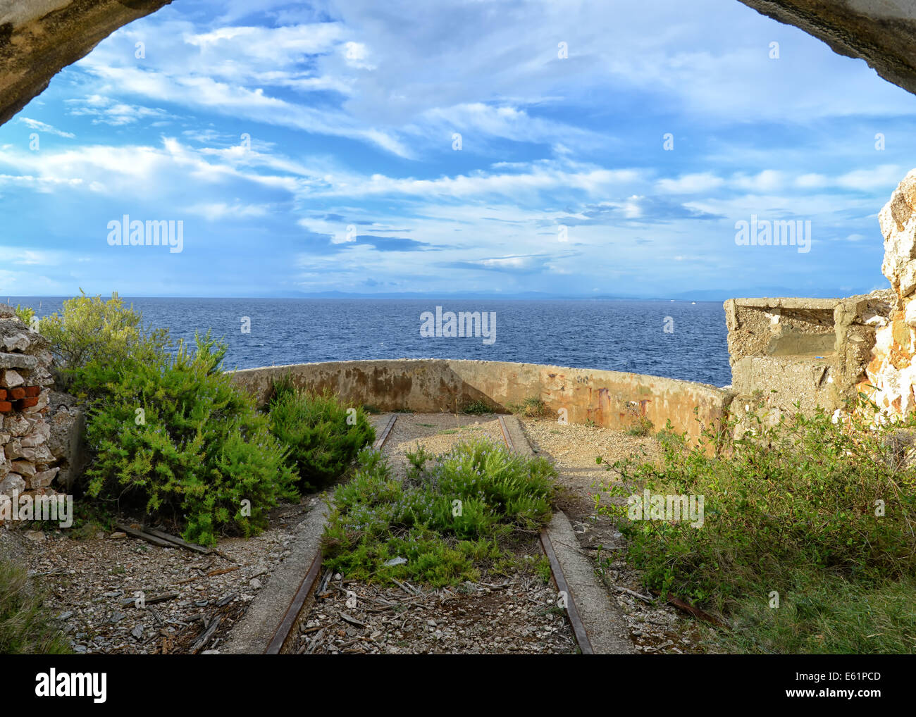 Vista mare da ex post di artiglieria (iugoslava Base Navale) nell isola di Vis, Croazia Foto Stock