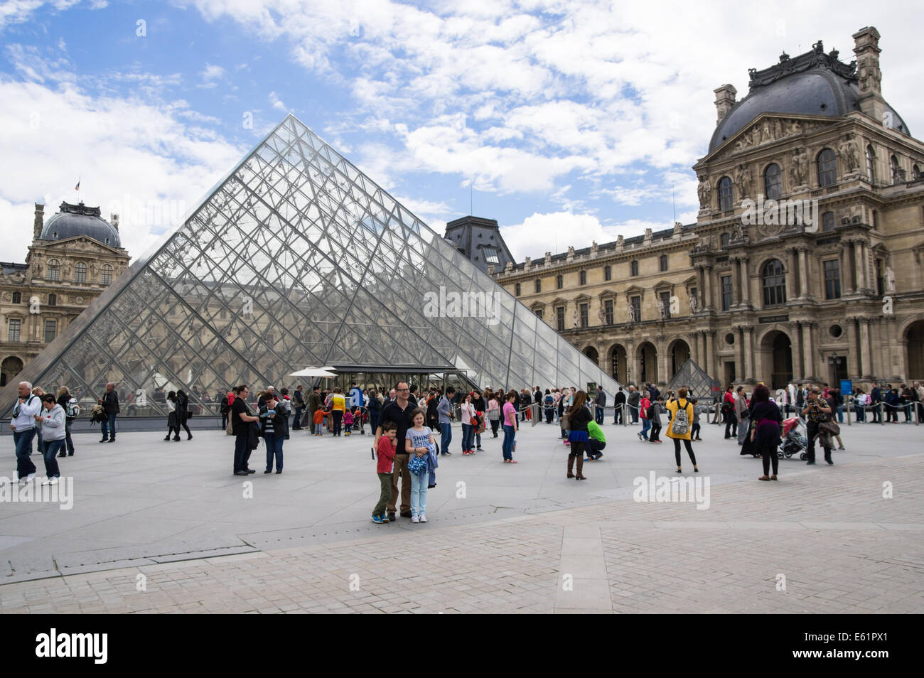 Turisti e visitatori al di fuori del museo del Louvre a Parigi, Francia Foto Stock