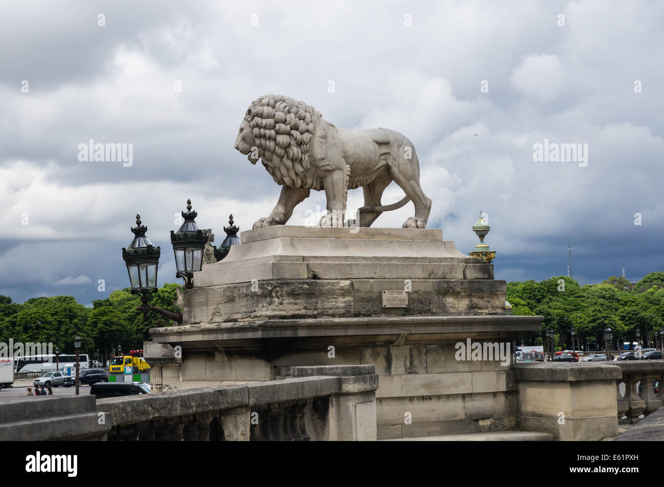 La scultura in pietra di Lion con cielo molto nuvoloso in background, Parigi, Francia Foto Stock
