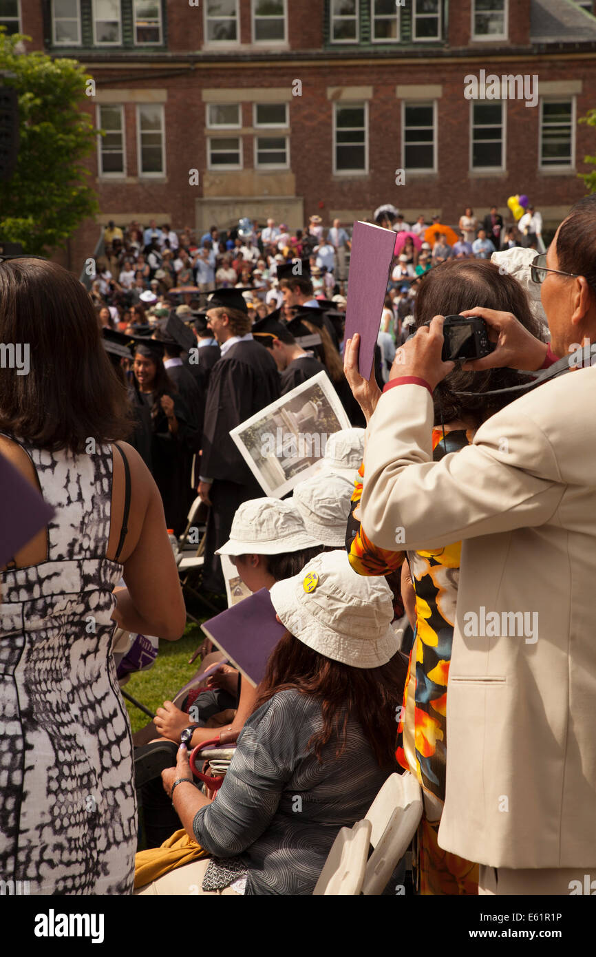 Gli studenti di laurea parade nell'area con posti a sedere prima la loro cerimonia di laurea al Williams College a Williamstown, MA. Foto Stock
