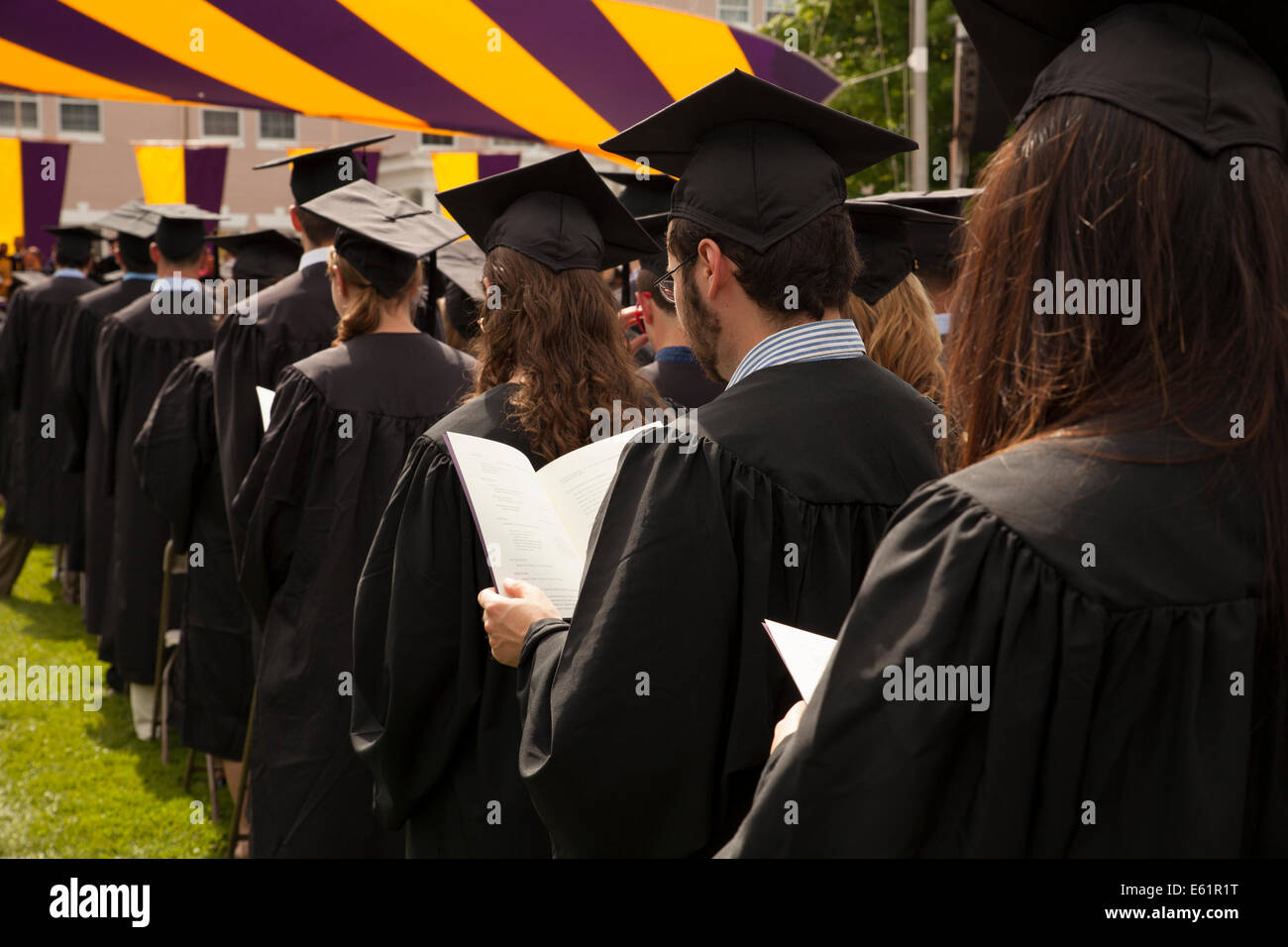 Gli studenti di laurea parade nell'area con posti a sedere prima la loro cerimonia di laurea al Williams College a Williamstown, MA. Foto Stock