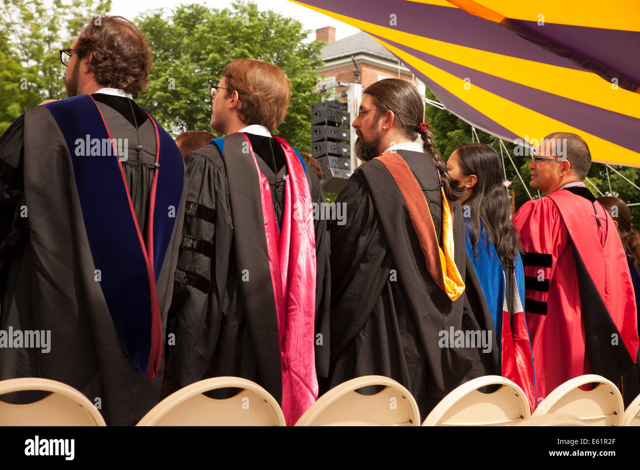 Facoltà e dignitari line up sul palco per la cerimonia di laurea al Williams College a Williamstown, MA. Foto Stock