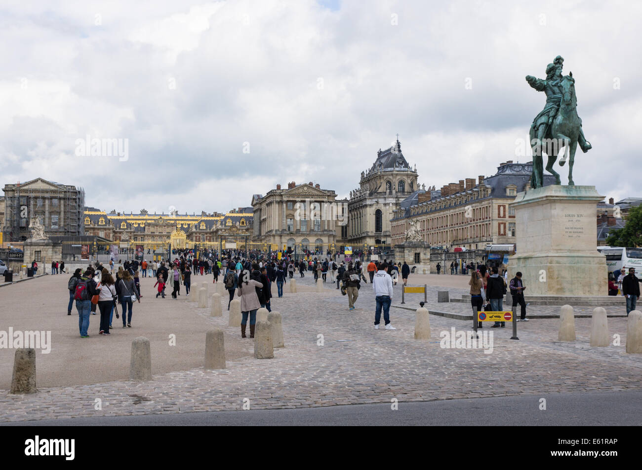 I turisti di visitare il Palazzo di Versailles o Chateau de Versailles in Francia Foto Stock