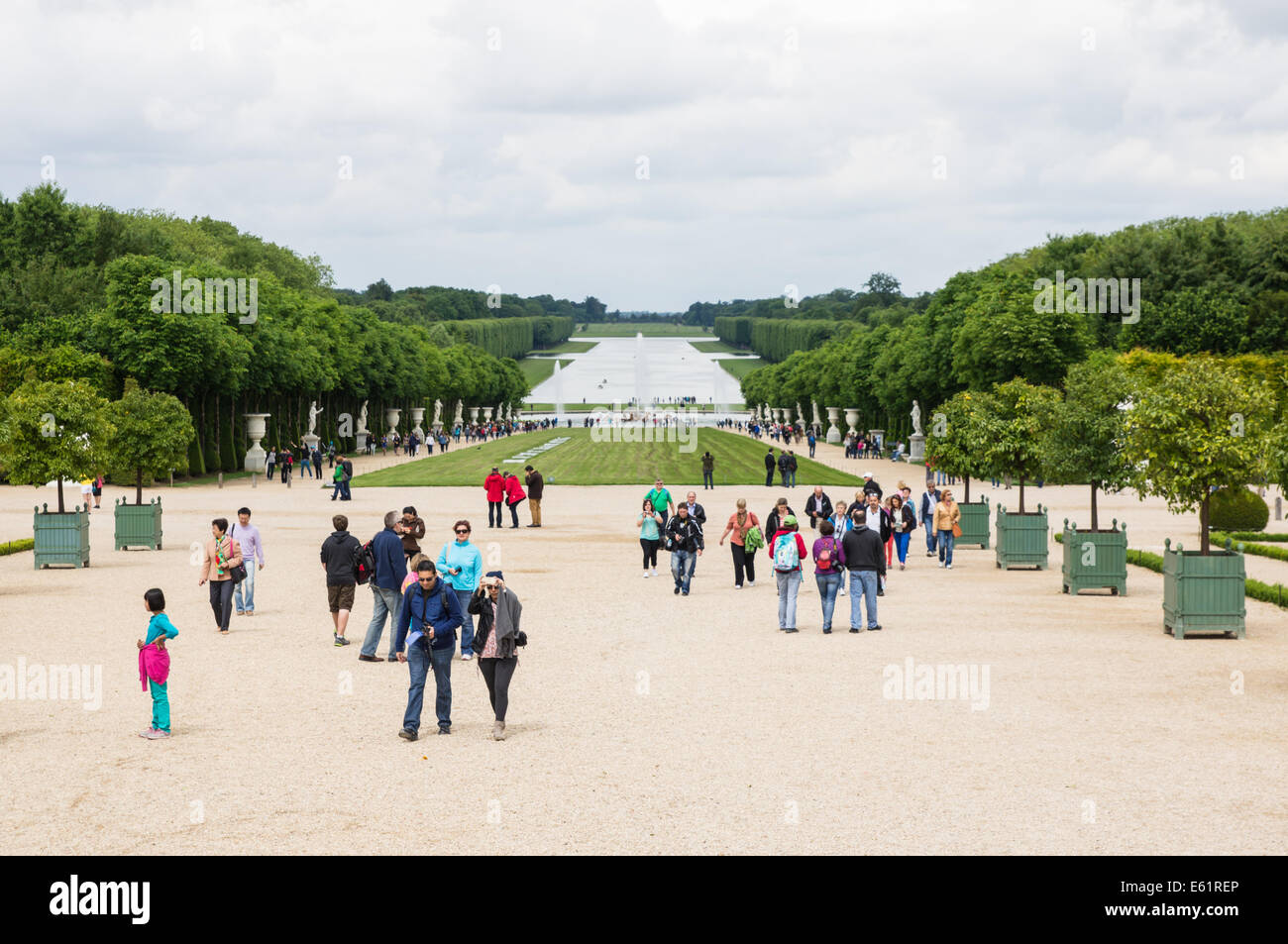 I turisti di visitare i giardini di Versailles in Francia Foto Stock