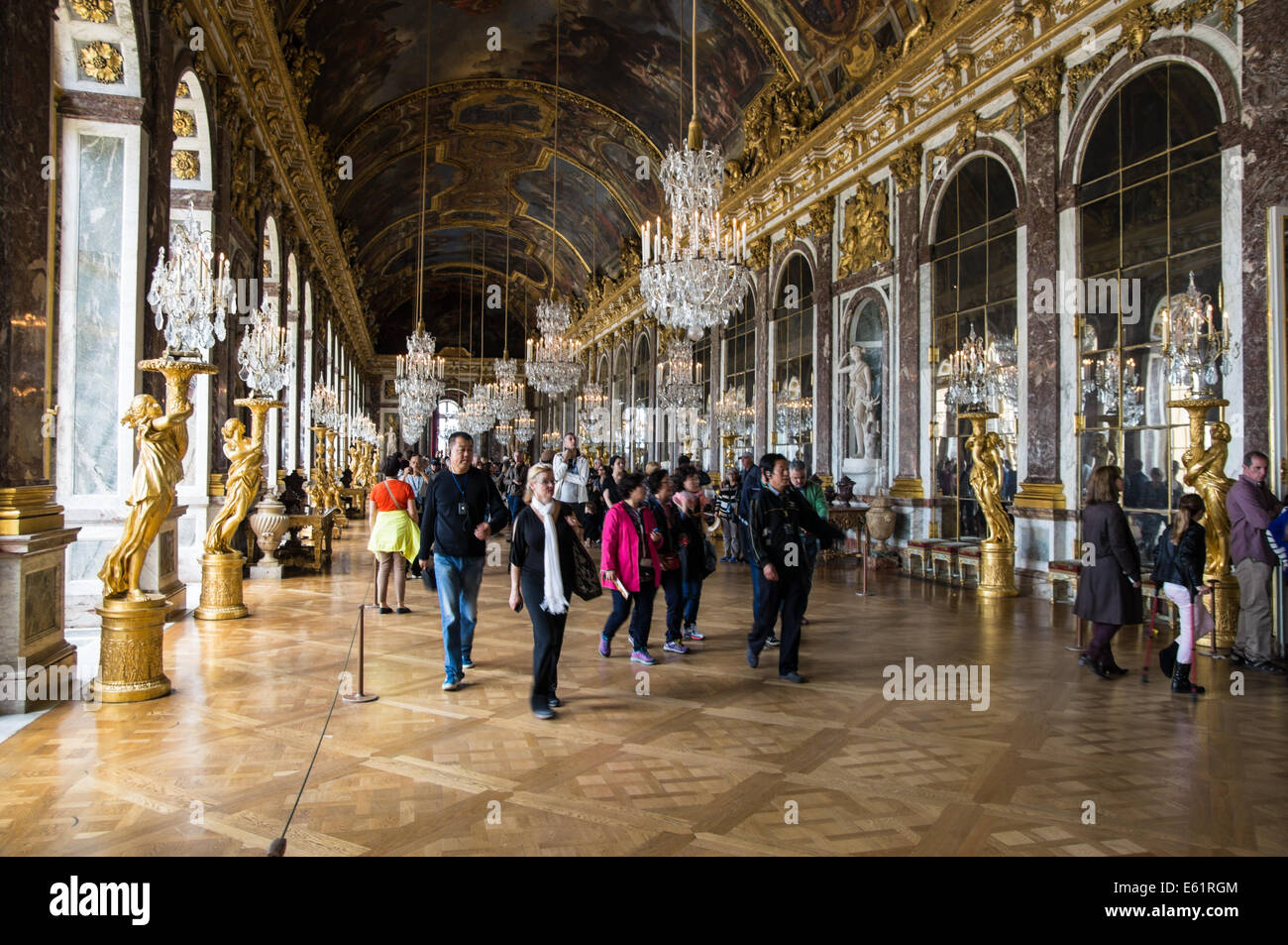 Turisti nella Sala degli specchi della Reggia di Versailles, Chateau de Versailles, in Francia Foto Stock