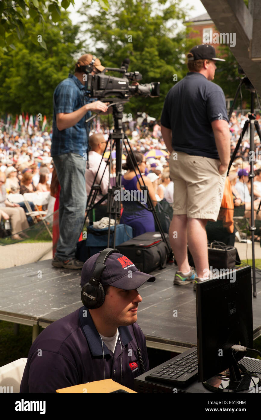 Fotocamera e audio equipaggio registrare cerimonia di laurea al Williams College a Williamstown, Massachusetts. Foto Stock