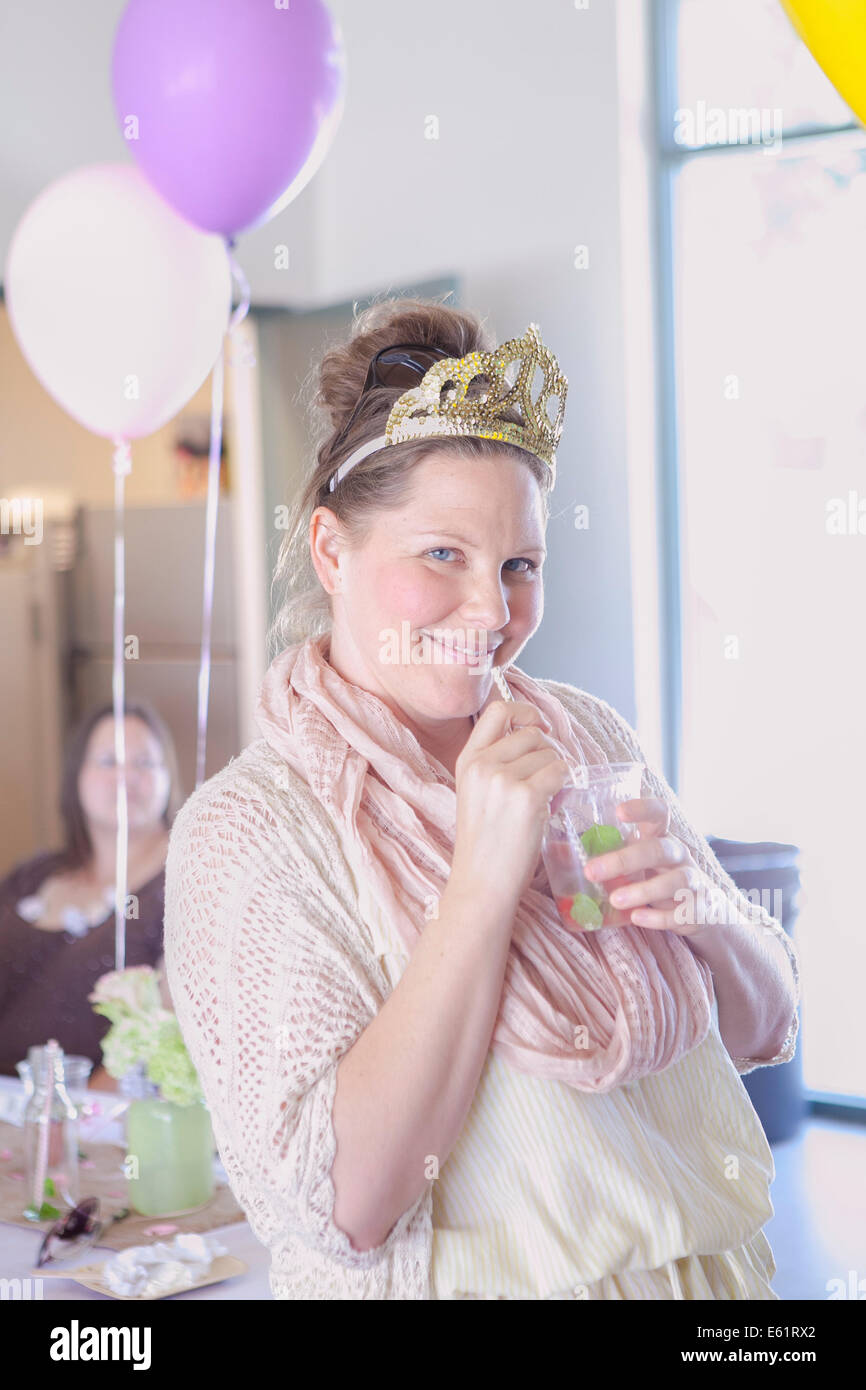 Donna che celebra la sua festa di compleanno Foto Stock