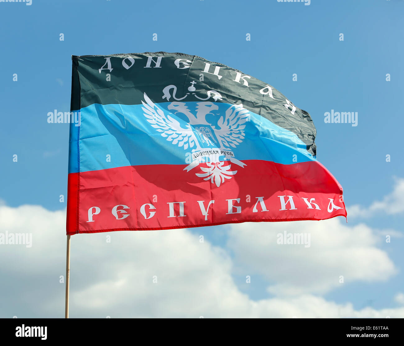 Donetsk Repubblica bandiera su uno sfondo di cielo Foto Stock