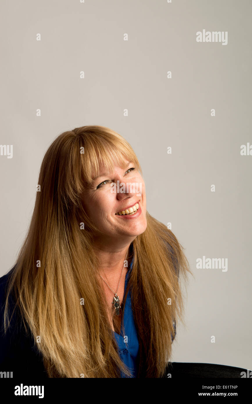 Donna bionda sorridente Foto Stock