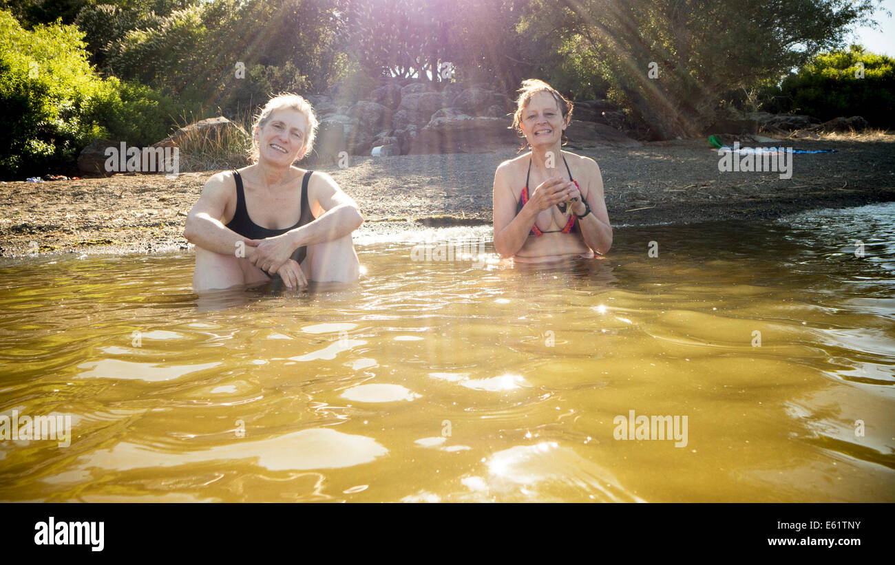 Due donne sedute in acqua Foto Stock