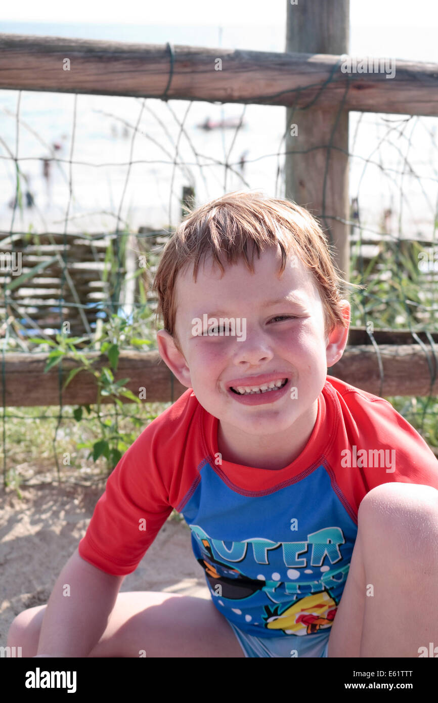 Cinque anni di vecchio ragazzo caucasico sorridente in vacanza Foto Stock