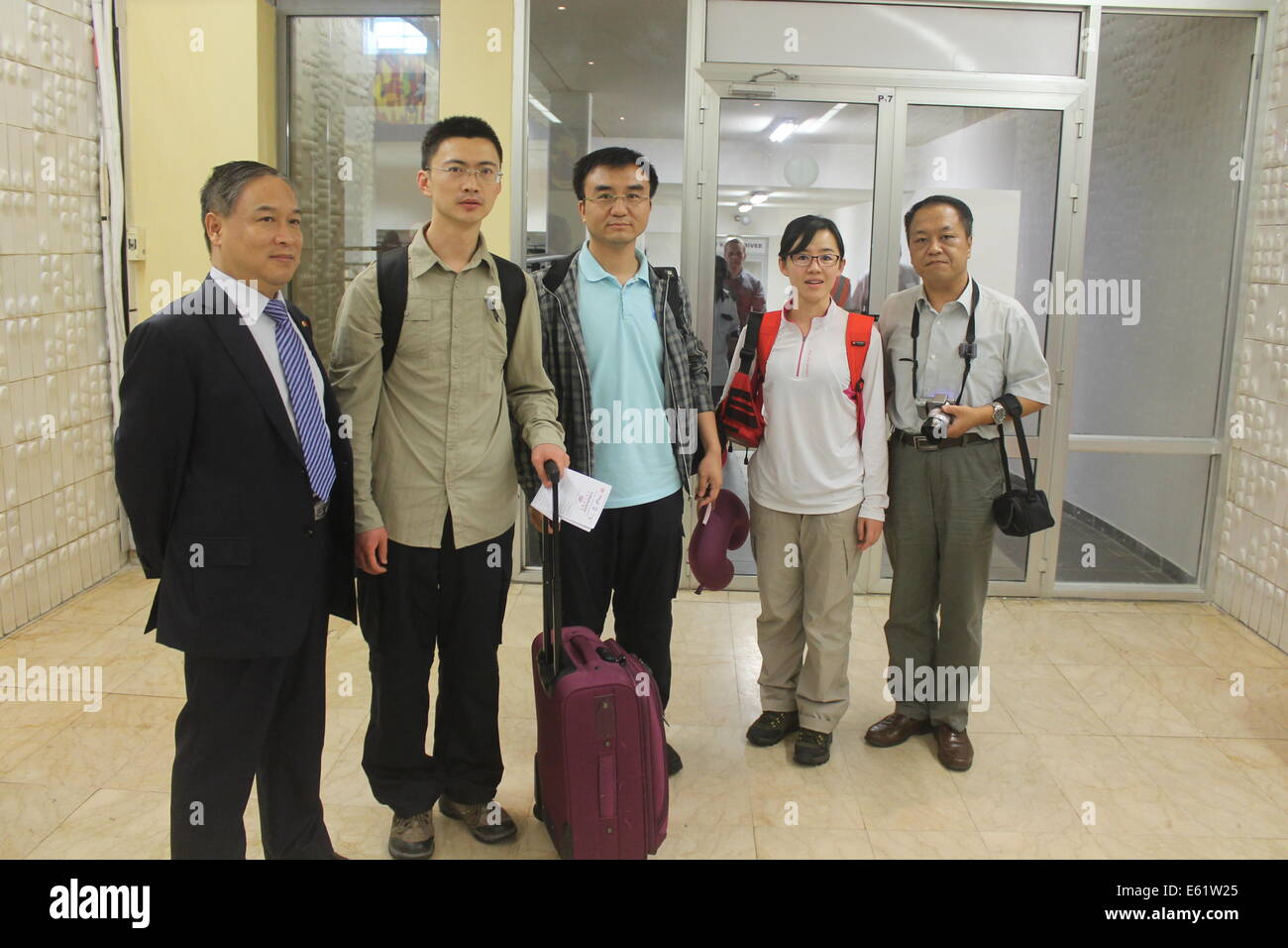 Conakry. 11 Ago, 2014. Tre cinese di controllo della malattia di esperti (da 2L a seconda R) arrivano all'aeroporto di Conakry, capitale della Guinea, 11 Agosto, 2014. Il Servizio Sanitario Nazionale e la pianificazione familiare Commissione (NHFPC) ha annunciato il Sabato che la Cina avrebbe inviato tre squadre di esperti e di forniture mediche per la Guinea, la Liberia e la Sierra Leone per aiutare la prevenzione e il controllo del virus Ebola. Credito: Xinhua/Alamy Live News Foto Stock