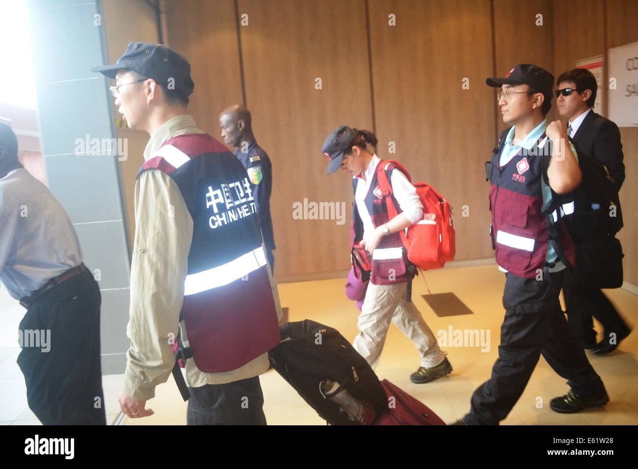 Conakry Guinea. 11 Ago, 2014. Tre malattie cinese esperti di controllo arrivano all'aeroporto di Conakry, capitale della Guinea, 11 Agosto, 2014. Il Servizio Sanitario Nazionale e la pianificazione familiare Commissione (NHFPC) ha annunciato il Sabato che la Cina avrebbe inviato tre squadre di esperti e di forniture mediche per la Guinea, la Liberia e la Sierra Leone per aiutare la prevenzione e il controllo del virus Ebola. Credito: Cellou/Xinhua/Alamy Live News Foto Stock