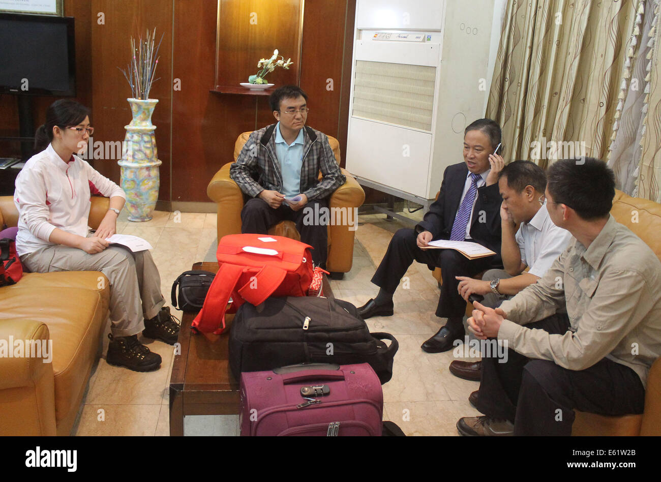 Conakry. 11 Ago, 2014. Tre malattie cinese esperti di controllo (1L, 2L e 1R) arrivano all'aeroporto di Conakry, capitale della Guinea, 11 Agosto, 2014. Il Servizio Sanitario Nazionale e la pianificazione familiare Commissione (NHFPC) ha annunciato il Sabato che la Cina avrebbe inviato tre squadre di esperti e di forniture mediche per la Guinea, la Liberia e la Sierra Leone per aiutare la prevenzione e il controllo del virus Ebola. Credito: Xinhua/Alamy Live News Foto Stock