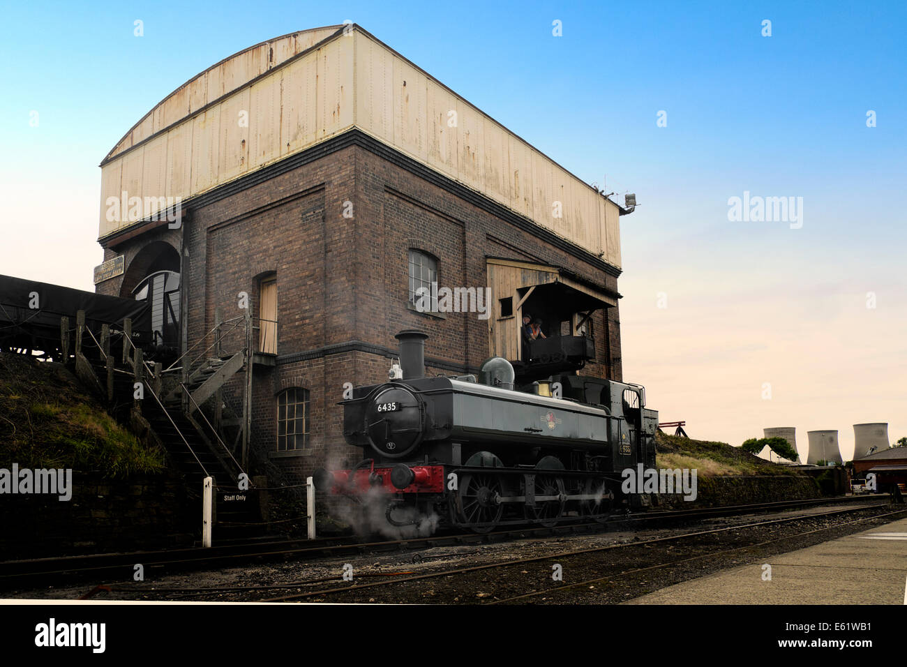 La locomotiva coaler a Didcot centro ferroviario rivivere ciò che è stato un evento quotidiano sulla Gran Bretagna ferrovie prima degli anni sessanta Foto Stock