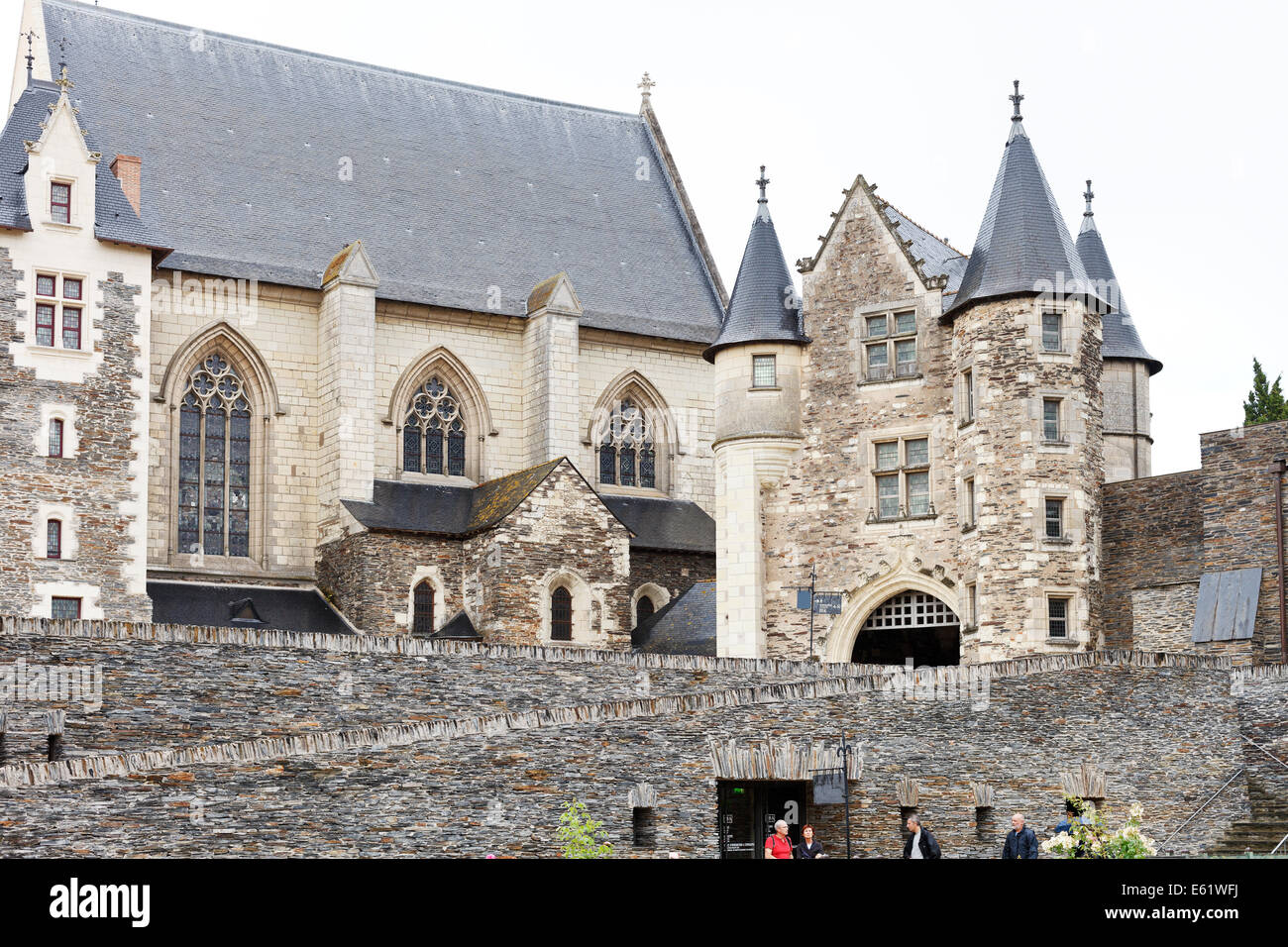 ANGERS, Francia - 28 luglio 2014: corte interna del Castello di Angers, Francia. Chateau d'Angers fu fondata nel IX secolo dai Conti Foto Stock