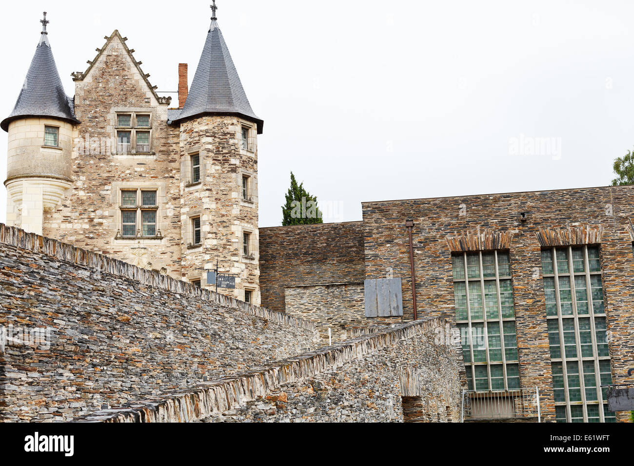 ANGERS, Francia - 28 luglio 2014: palazzo e mura del castello di Angers, Francia. Chateau d'Angers fu fondata nel IX secolo dal Co Foto Stock