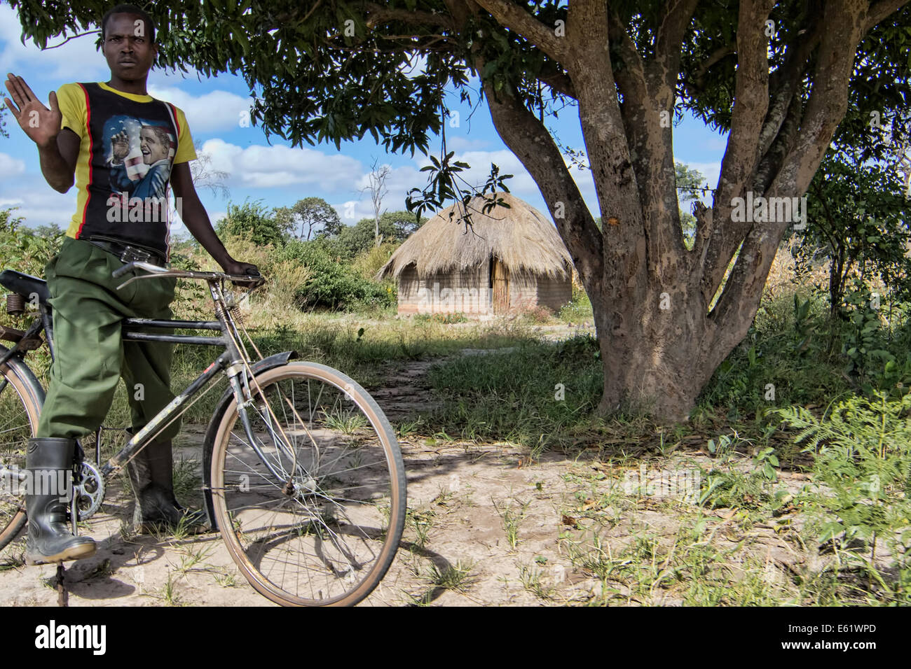 Le biciclette sono un modo primario di trasporto per le persone che vivono nei villaggi circostanti zone umide Bangweulu Zambia. Foto Stock