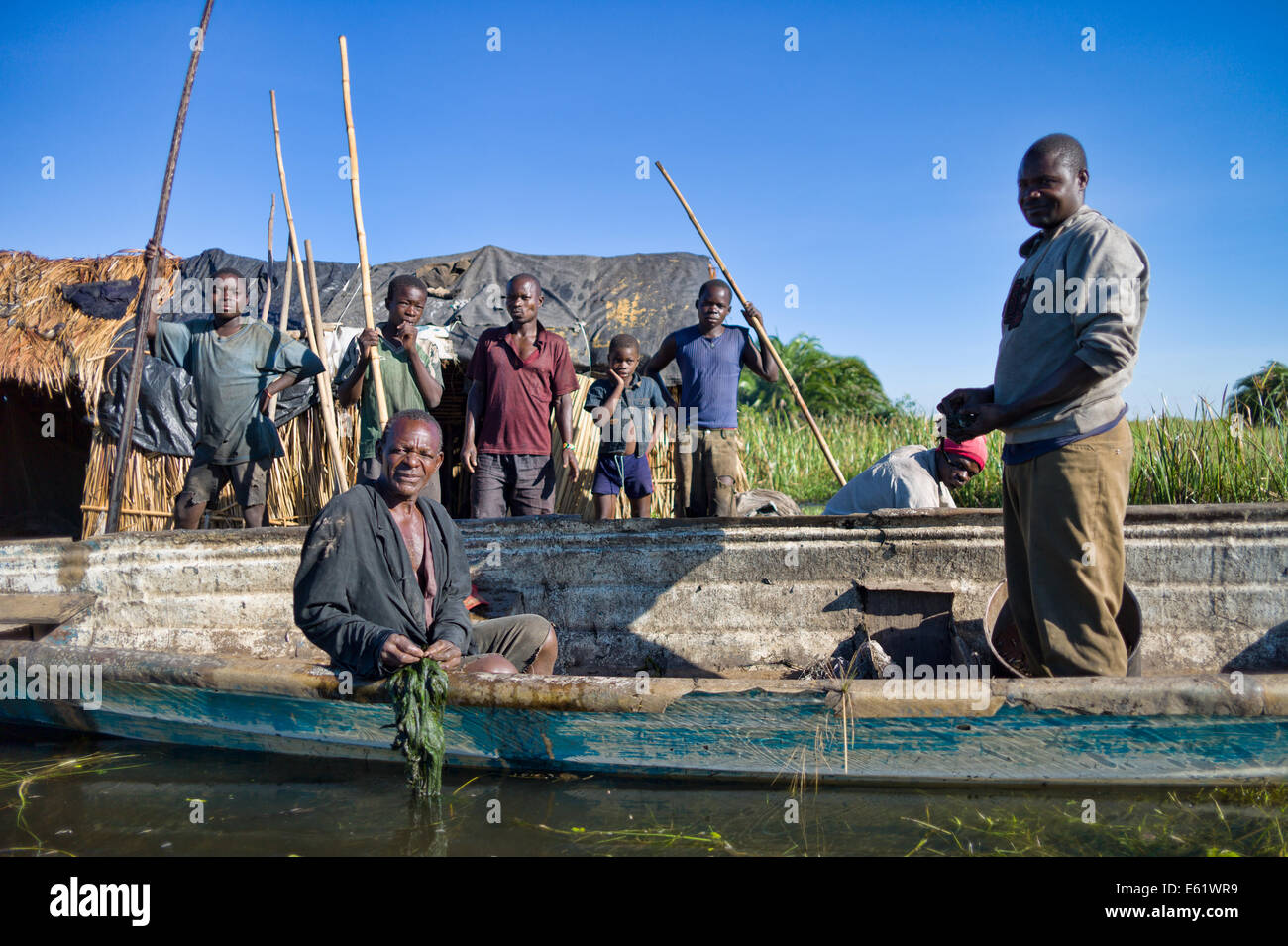 La pesca è la principale attività economica per le famiglie che vivono nel e intorno al Bangweulu zone umide, Zambia, anche per questi uomini. Foto Stock