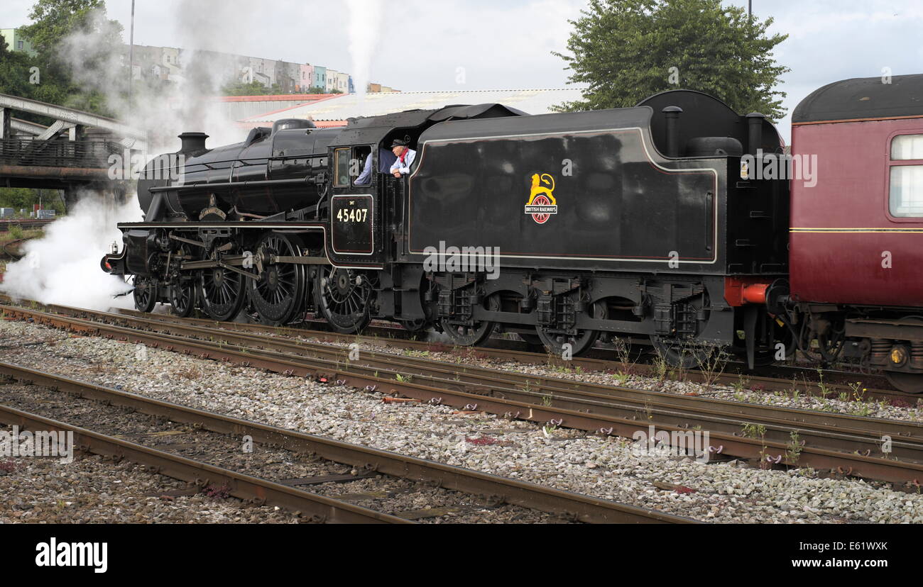 Conserve di locomotiva a vapore "Lancashire fusiliers' n. 45407 lasciando la stazione di Bristol Temple Meads con una speciale escursioni estive. Foto Stock