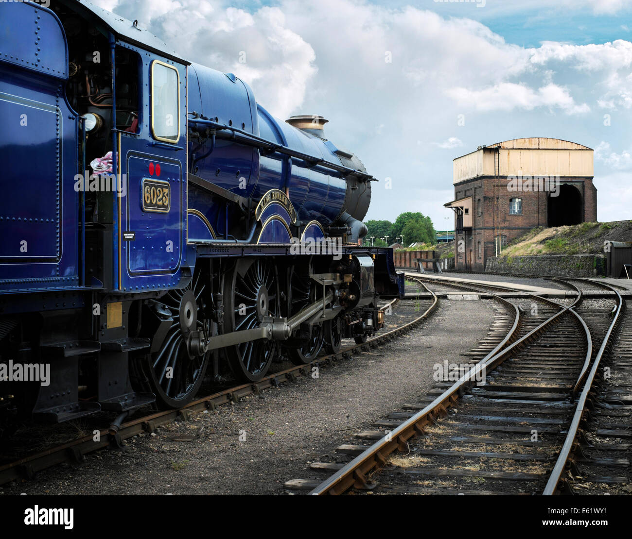 Splendidamente restaurata re Class ex Great Western locomotore ferroviario " King Edward II" n. 6023 parcheggiato a Didcot railway centre Foto Stock