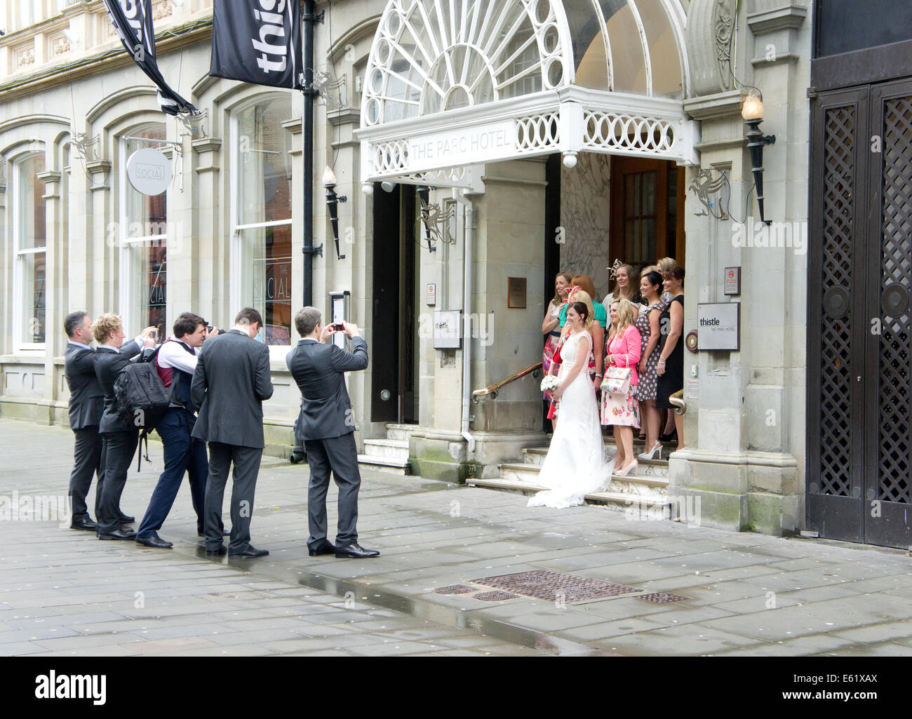 Gli ospiti dei matrimoni di scattare le foto della sposa a un matrimonio al Thistle Parc Hotel, Cardiff, Galles del Sud, Regno Unito Foto Stock