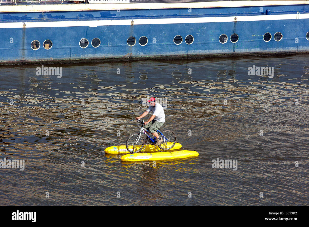 Uomo ceca in bicicletta sulle acque del fiume Moldava bike Praga Repubblica Ceca Foto Stock