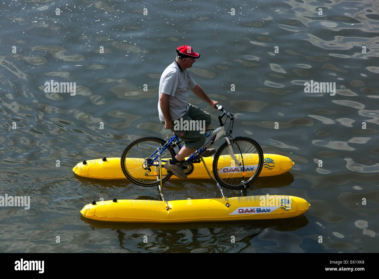 Uomo ceca in bicicletta sulle acque del fiume Moldava bike Praga Repubblica Ceca Foto Stock