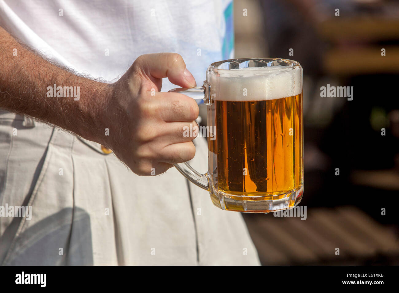 Bicchiere di birra alla spina di Praga fresco, Repubblica Ceca Foto Stock