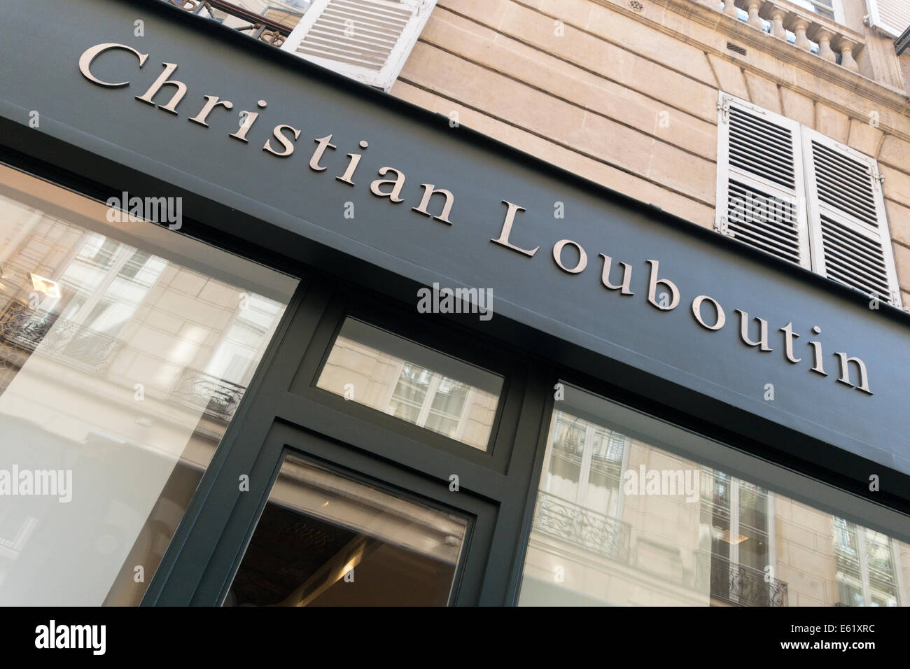 Christian Louboutin marchio sulla facciata della sua Parigi haute couture famoso designer di scarpe store shop Foto Stock