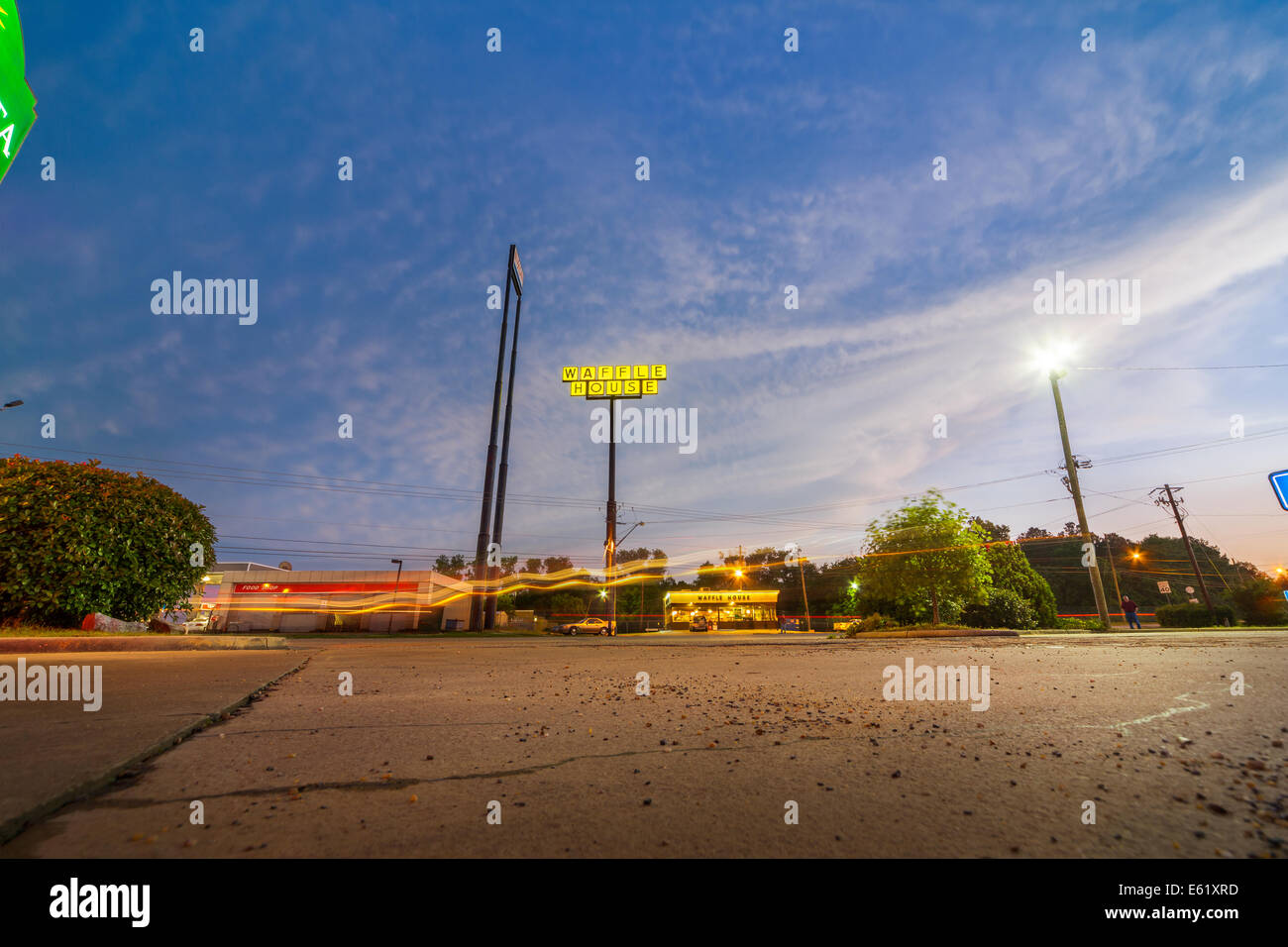 Waffle House Restaurant strada diner di notte il crepuscolo della sera con striature chiare Montgomery in Alabama Interstate Highway mi85 uscita 6 Foto Stock