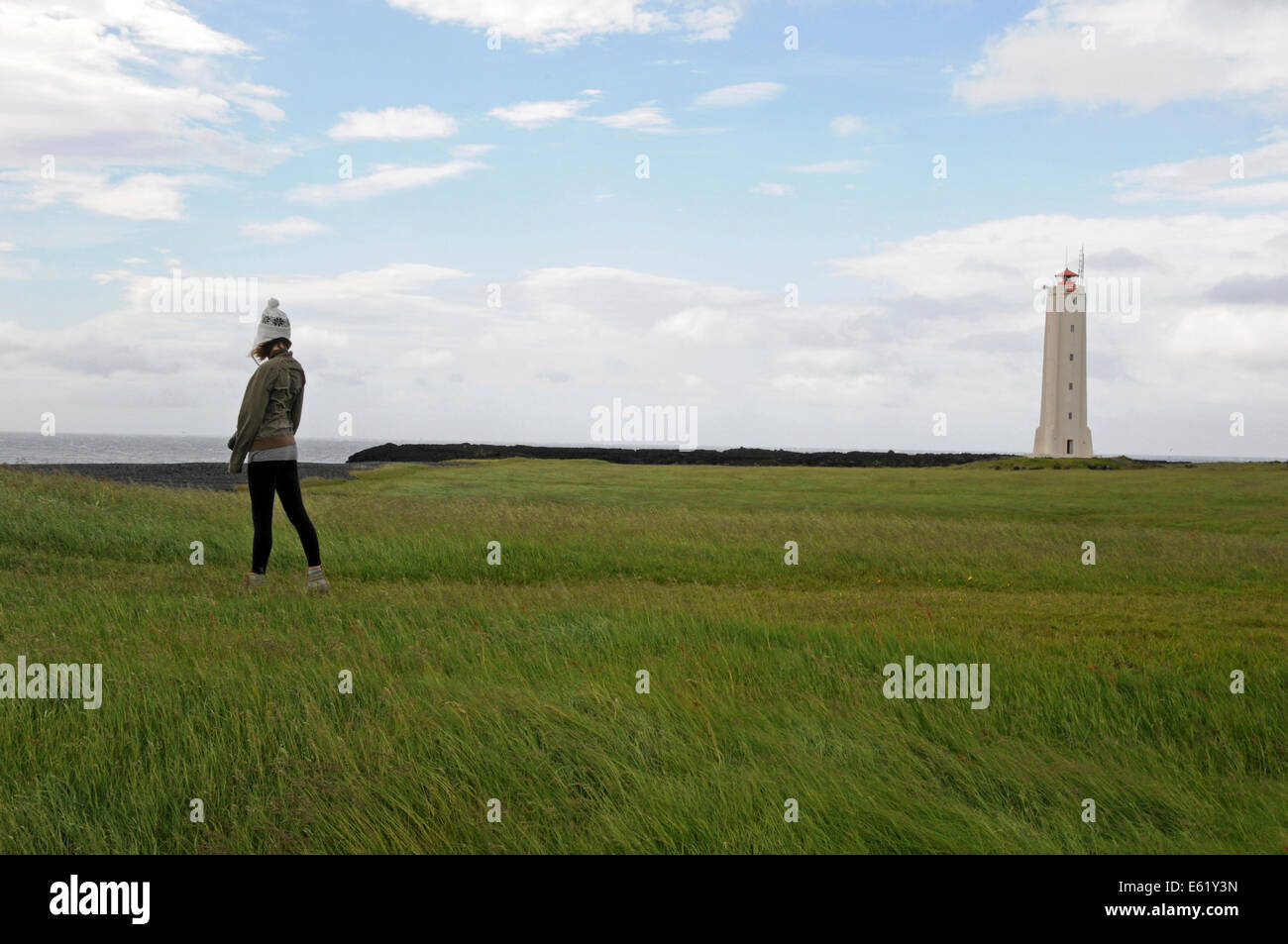 Turista che visita il Malarrif Faro sulla penisola Snaefellsnes nel nord dell'Islanda Foto Stock