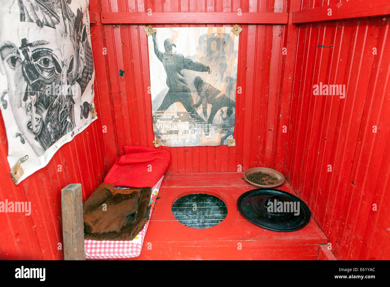 All'interno di rosso attico, wc casa decorata con poster anarchici Repubblica Ceca rurale loo Foto Stock