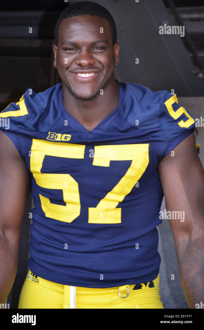 ANN Arbor, MI - 10 agosto: University of Michigan football player Frank Clark pause tra autografi a Michigan Football Yo Foto Stock