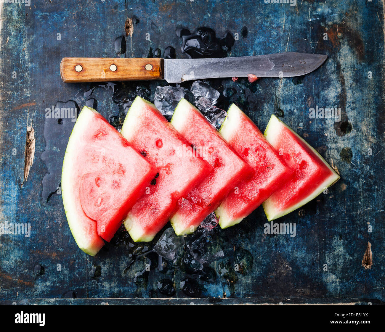 Fette di cocomero e ghiaccio su sfondo blu Foto Stock