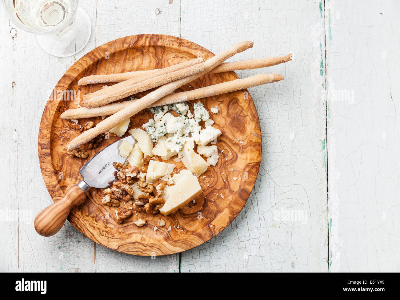 Parmigiano e formaggio blu su legno d'ulivo piastra con grissini Foto Stock