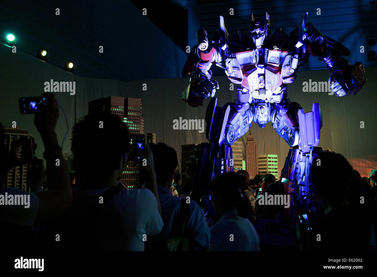 I visitatori di scattare foto di Optimus Prime presso i trasformatori Expo nel Pacifico Yokohama sul 09 agosto 2014. Transformes Expo consistono di sei aree dove i visitatori possono vedere come il primo dei giocattoli della serie televisiva animata, stadio di diversi modelli e full-modello in scala del nuovo film personaggi Transformers: Età di estinzione. La manifestazione si terrà dal 9 agosto al 17. © Rodrigo Reyes Marin/AFLO/Alamy Live News Foto Stock