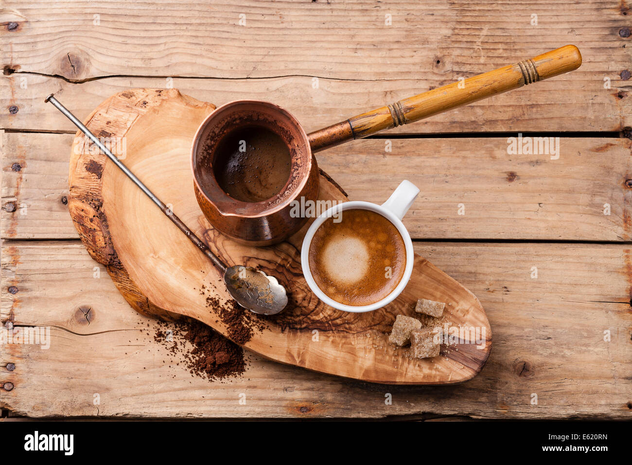 Il caffè nella caffettiera su sfondo di legno Foto Stock