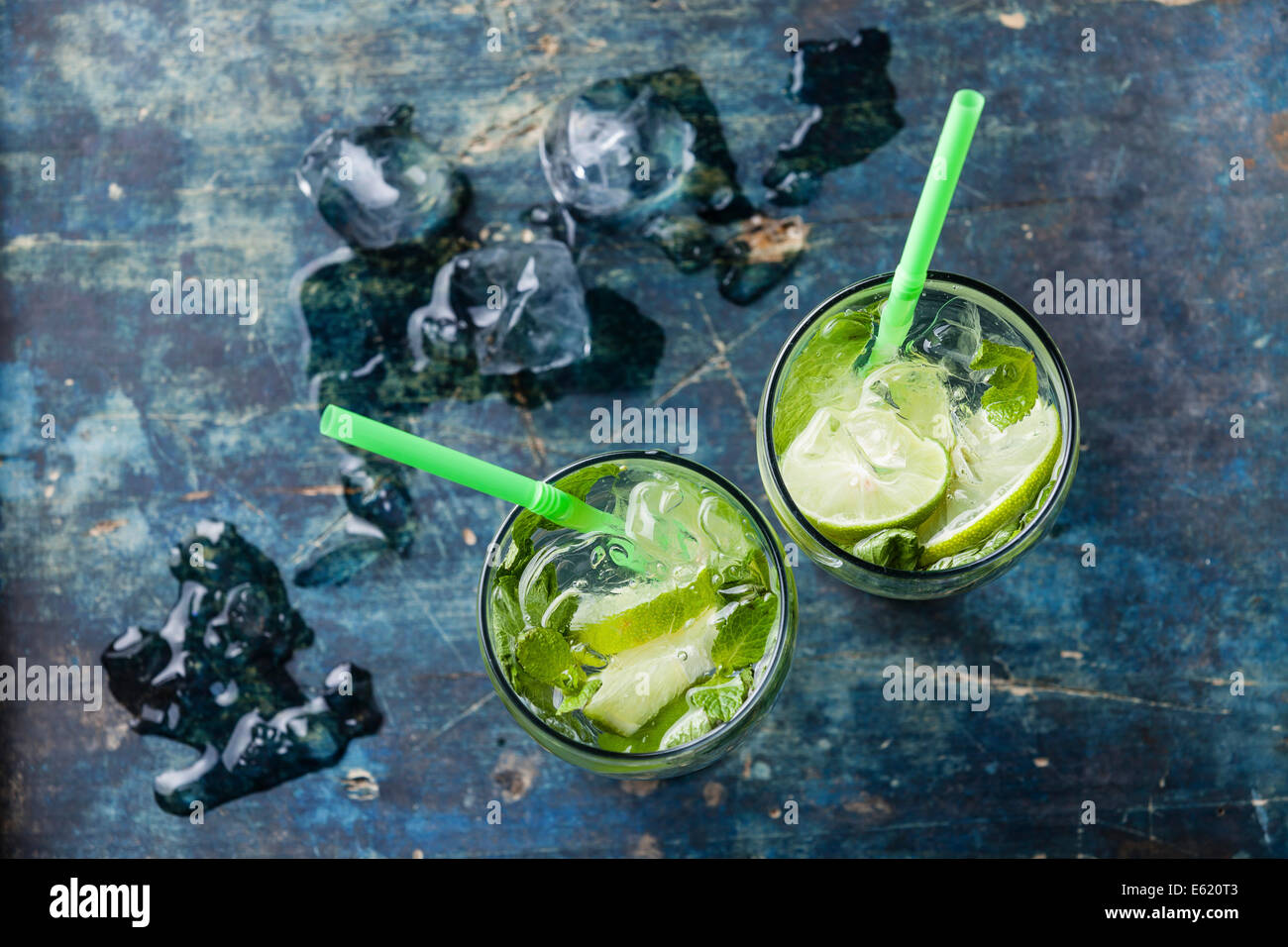 Bicchiere di iced cocktail mojito con menta su sfondo blu Foto Stock