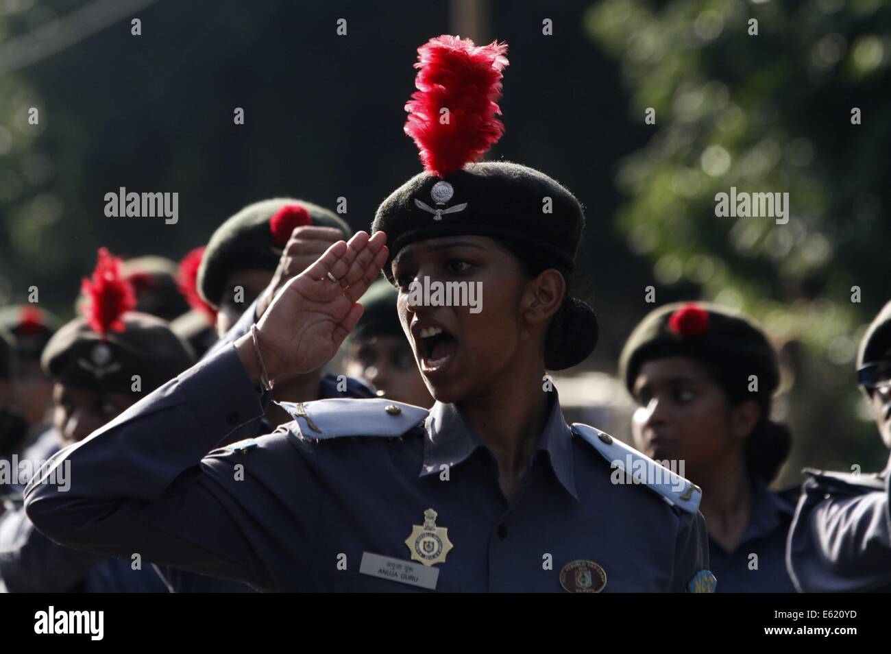 Bhubaneswar. 11 Ago, 2014. Una giovane ragazza del National Cadet Corps saluta durante una prova prima del giorno di indipendenza celebrazione in stato dell India orientale dell Orissa città capitale Bhubaneswar, 11 Agosto, 2014. Credito: Stringer/Xinhua/Alamy Live News Foto Stock