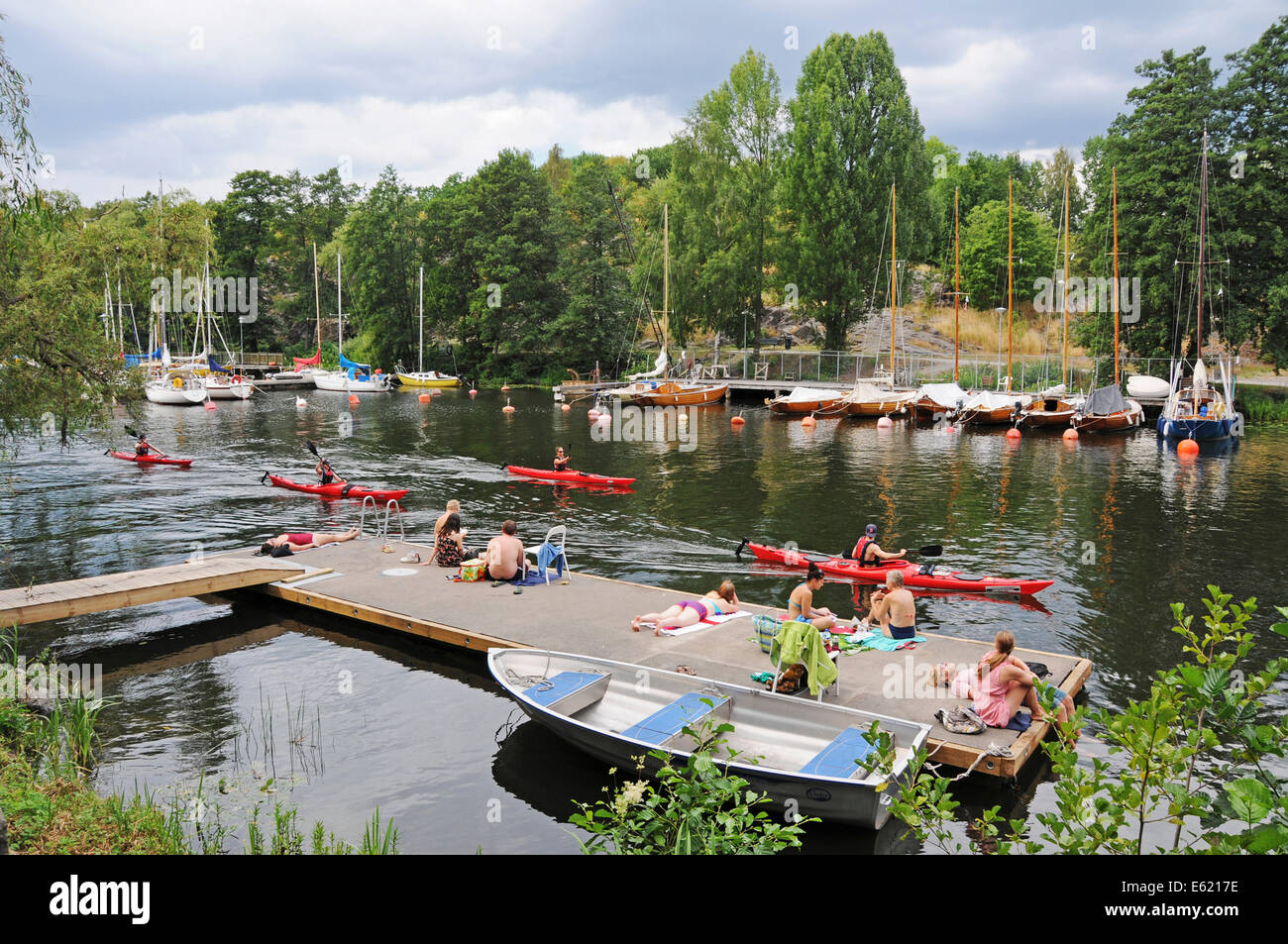 Le imbarcazioni turistiche e kayakers il Langholmen Långholmen Canal con lucertole da mare a Stoccolma Foto Stock