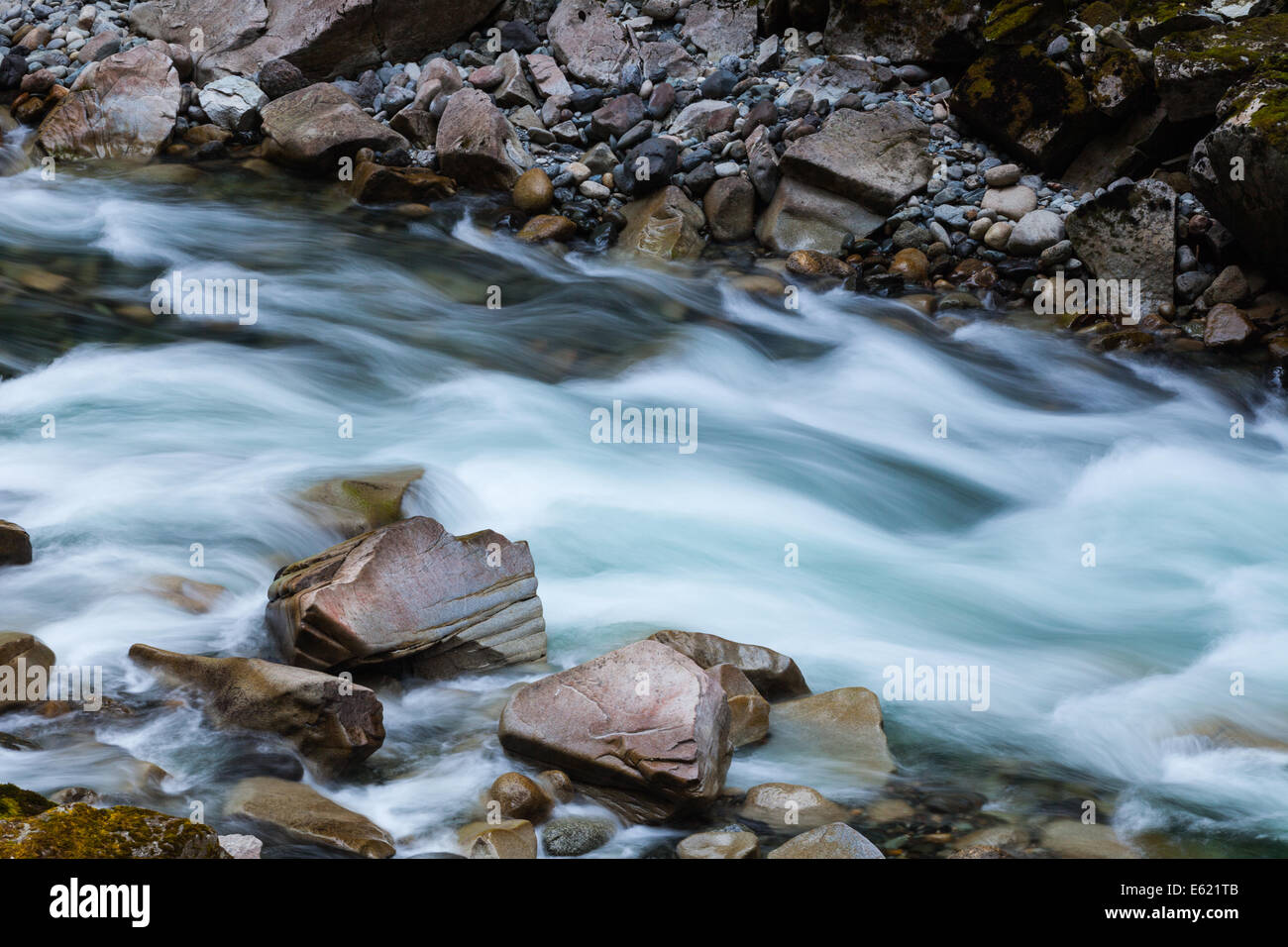 Tempo di esposizione in rapido movimento di acqua sul fiume coquihalla, nei pressi di speranza, British Columbia, Canada Foto Stock