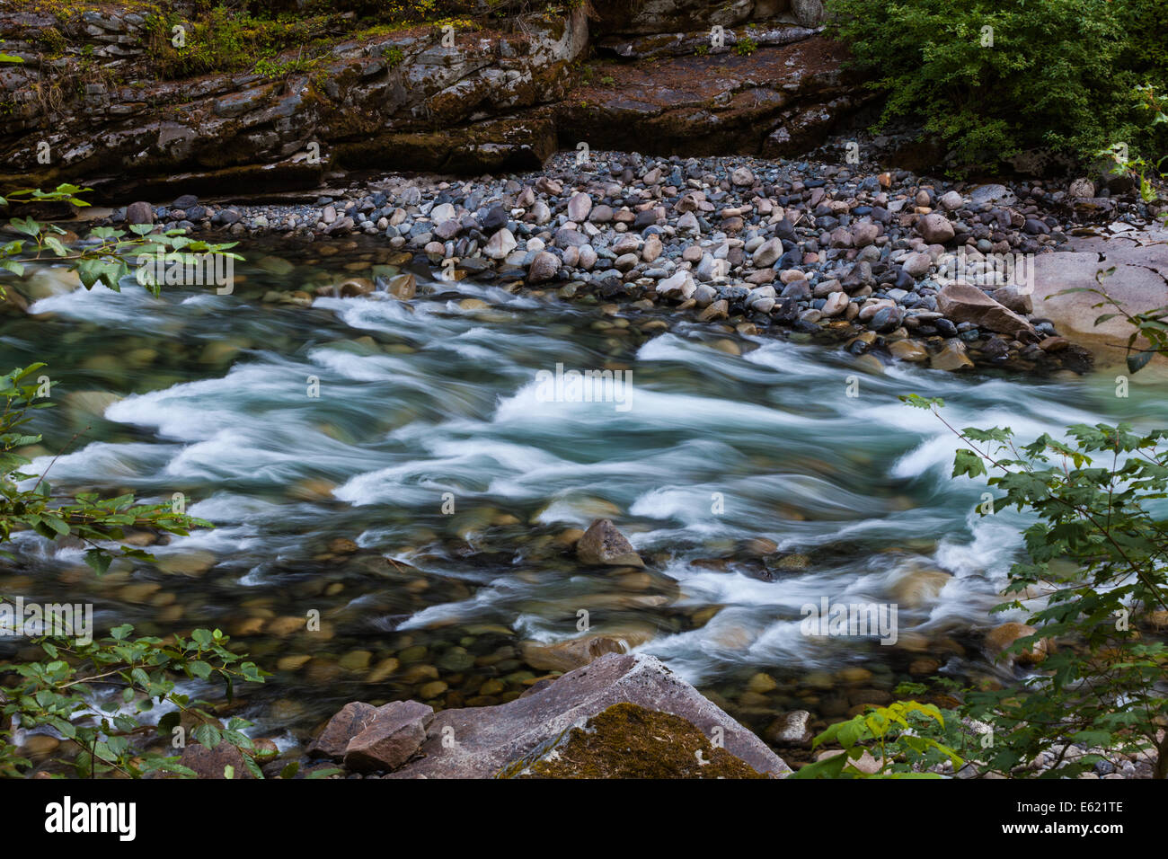 Coquihalla fiume che scorre verso uno stretto canyon di roccia di granito, nei pressi di speranza, British Columbia, Canada Foto Stock