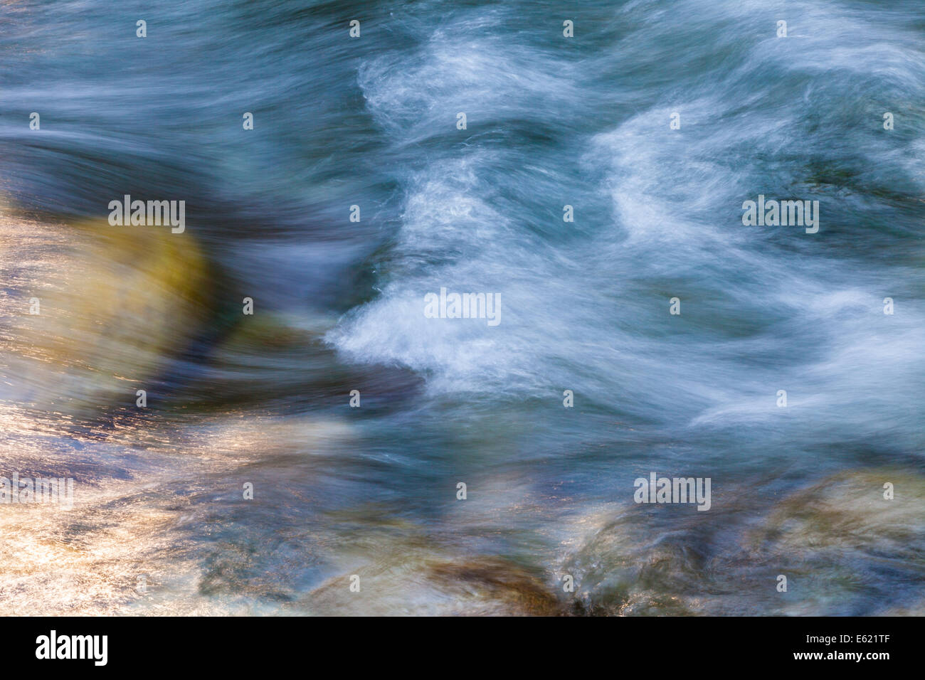 Immagine astratta di fast acqua che scorre nel fiume coquihalla, nei pressi di speranza, British Columbia, Canada Foto Stock