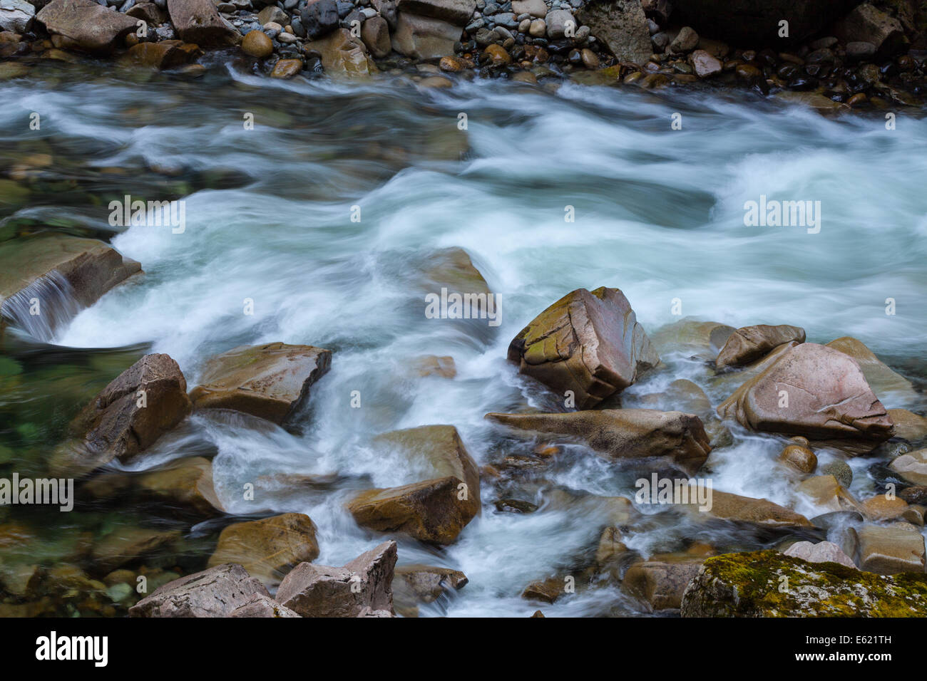 L'acqua del fiume coquihalla fluente attraverso uno stretto canyon dall'othello gallerie ferroviarie, nei pressi di speranza, British Columbia, Canad Foto Stock