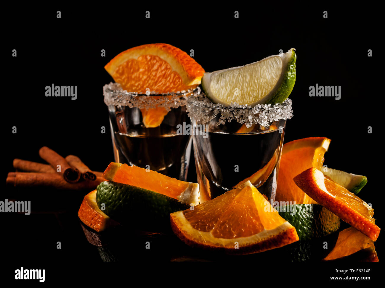 Oro e argento tequila con la calce o con limone e arancio Foto Stock