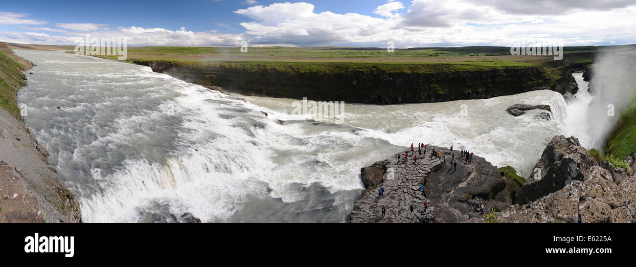 Una vista panoramica di Gullfoss cascata sul fiume Hvita nel sud-ovest dell'Islanda Foto Stock