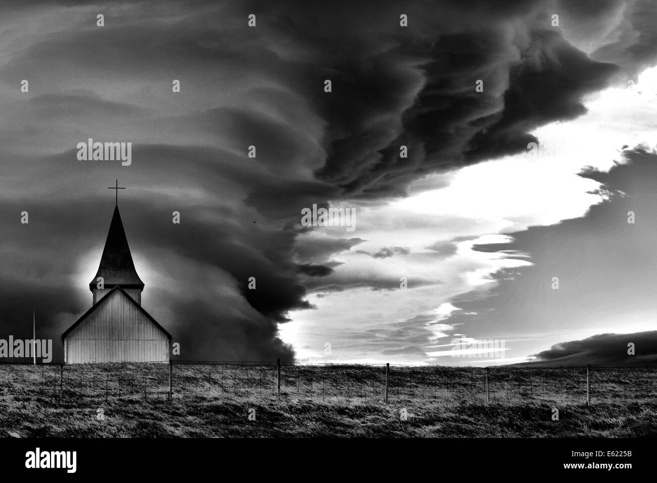 Chiesa in Hellnar sotto il vento drammatico tempesta nuvola sotto Snæfellsjoekull montagna sulla penisola di Snæfellsnes, Islanda, questa immagine non è alterata.... Foto Stock