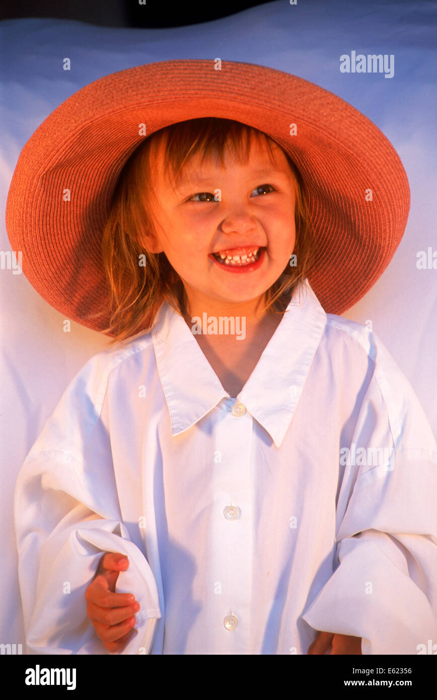Ragazza 3 anni nel quartiere alla moda ed elegante cappello Foto Stock