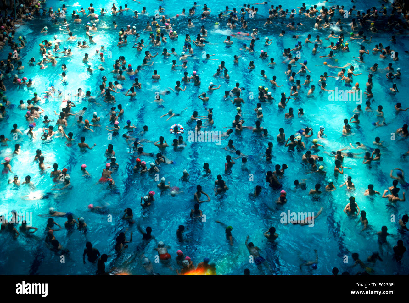 Giorno caldo nuotatori in Chamshil piscina coperta a Seoul complesso sportivo in Corea del Sud Foto Stock